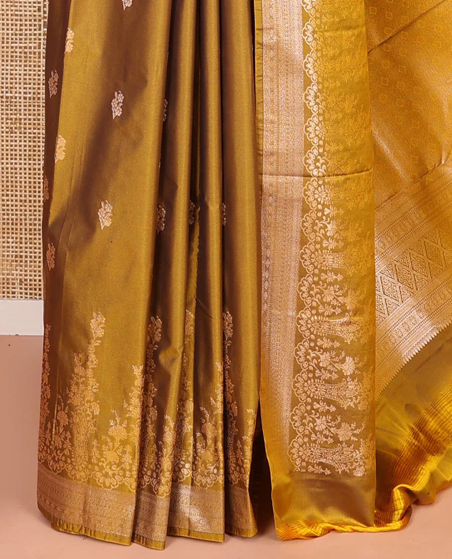 Mustrad Budget Silk Saree, Detailed with Floral Zari Buttas All Over Its Body, Highlighted by a Zari Border of Floral Designs, Grandly Woven Jaal Pallu, and Paired with a Matching Blouse - Image 3