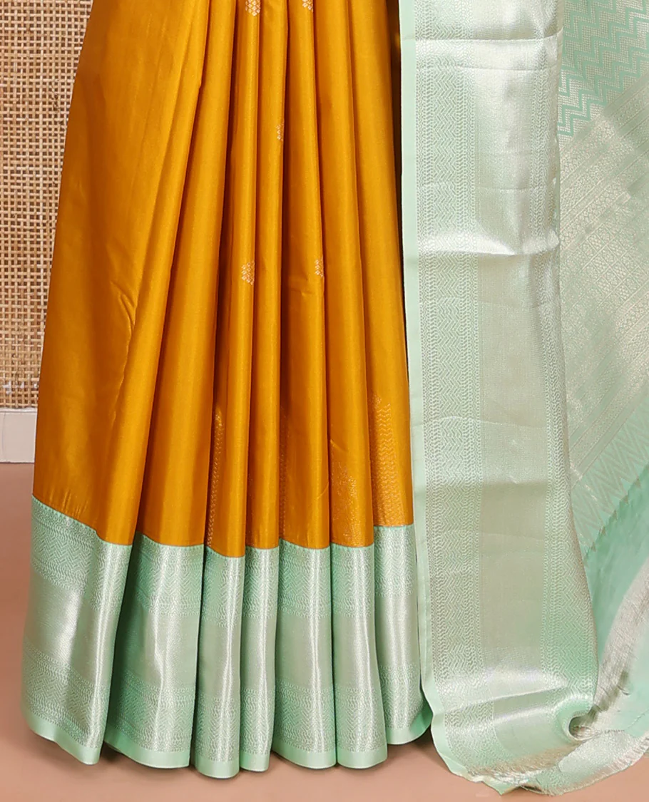 Mustrad Budget Silk Saree, Embellished with Zari Buttas All Over Its Body, Complemented by Contrast Border of Traditional Designs Woven in Zari, Majestically Detailed Pallu, and Paired with a Contrast Blouse - Image 3